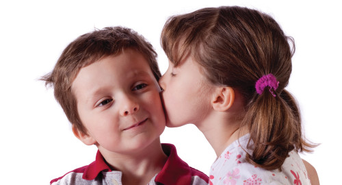 נשיקה בין ילדים (צילום: אינג אימג')