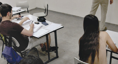 תלמידים יושבים בכיתה, אילוסטרציה (למצולמים אין קשר לנאמר בכתבה) (צילום: פלאש 90)