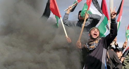 פלסטינים מפגינים (צילום: רויטרס)