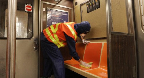 קורונה - גבר מחטא את קרונות הרכבת התחתית בניו יורק (צילום: Spencer Platt/Getty Images)