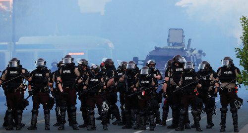 שוטרים בהפגנות בארה"ב  (צילום: REUTERS/Lucas Jackson)
