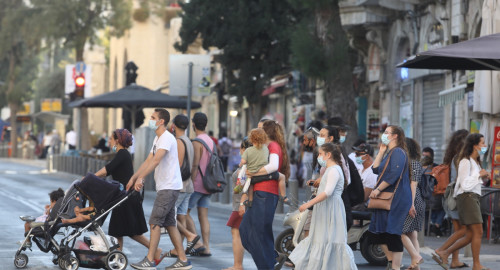 קורונה בישראל - אנשים הולכים ברחוב עם מסכה (אילוסטרציה, למצולמים אין קשר לנאמר בכתבה) (צילום: מרק ישראל סלם)