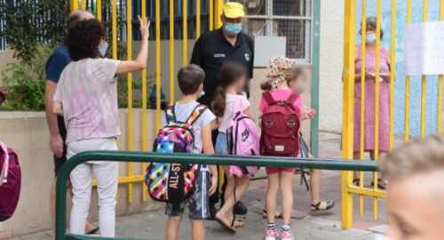 ילדים הולכים לבית הספר (צילום: %אבשלום ששוני%)