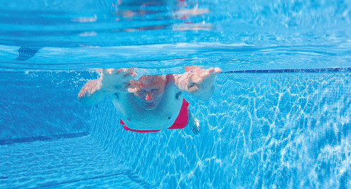 שחייה בבריכה (צילום: אינג אימג')
