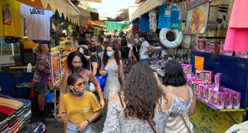 קורונה - אנשים עם מסכה בשוק הכרמל בתל אביב (למצולמים אין קשר לנאמר בכתבה) (צילום: אבשלום ששוני)