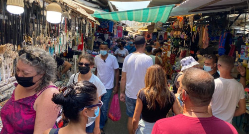קורונה - אנשים עם מסכה בשוק הכרמל בתל אביב (למצולמים אין קשר לנאמר בכתבה) (צילום: אבשלום ששוני)