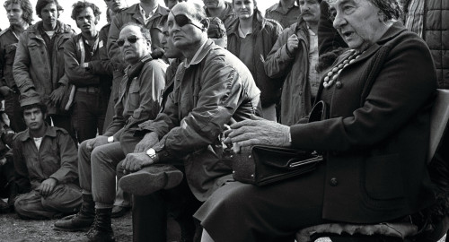 גולדה ודיין בתום הקרבות בגולן, מלחמת יום הכיפורים (צילום: רויטרס)