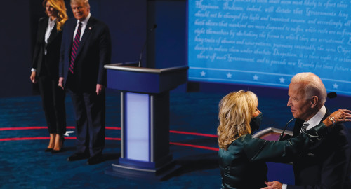 טראמפ וביידן עם נשותיהם בעימות בקליבלנד (צילום: רויטרס)