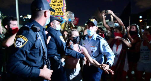 מעצר מפגינה בתל אביב (צילום: אבשלום ששוני)