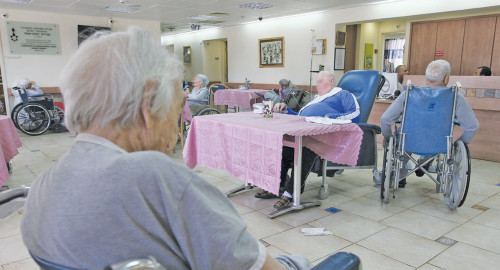 קשישים (המצולמים אינם קשורים לכתבה) (צילום: אנה קפלן, פלאש 90)