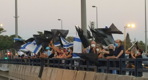 הפגנה נגד נתניהו בגשר קק"ל בתל אביב (צילום: דוברות מחאת הדגלים השחורים)