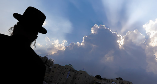 גבר חרדי ברקע השקיעה בירושלים (צילום: מרק ישראל סלם)