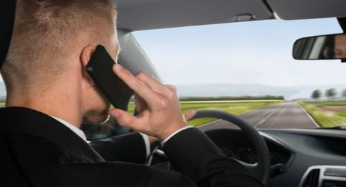 שימוש בטלפון נייד בנהיגה