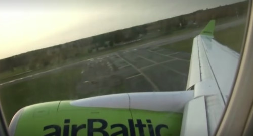 מטוס AirBaltic כחלק מתוכנית "טיסה לשום מקום" (צילום: צילום מסך: רויטרס)