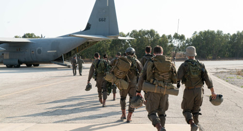 חיילים עולים למטוס הקרנף (צילום: דובר צה"ל)