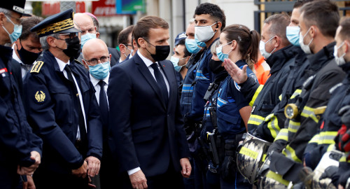 נשיא צרפת עמנואל מקרון בזירת הפיגוע בניס (צילום: REUTERS/Eric Gaillard)