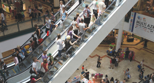 אנשים עורכים קניות בקניון (צילום: נתי שוחט, פלאש 90)