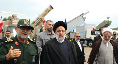 נשיא איראן אבראהים ראיסי מסייר בבסיס של משמרות המהפכה (צילום: רויטרס)