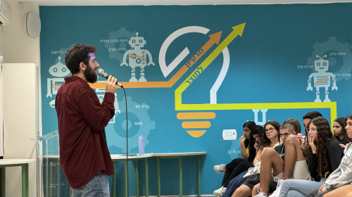 נבו שאוליאן בהרצאה (צילום: צילום פרטי)