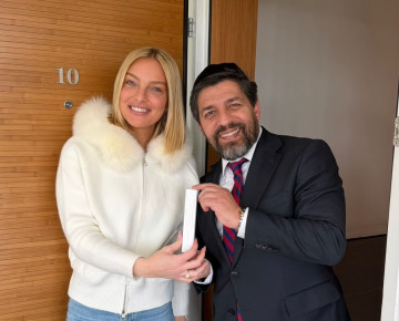 מאור ברוכמן קובעת מזוזה עם רב הסלבס מרדכי חסידים (צילום: יח"צ)