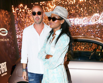 זה מה שבן הזוג של טיטי איינאו עושה בזמן שהיא ב"אח הגדול"