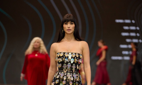 שיר אלמליח עם דגם של המעצב ירדן מרציאנו (צילום: עומרי רוזנגרט)