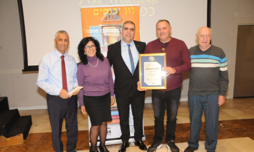 פרס לסניף גבעתיים של האגודה לתרבות הדיור (צילום: עיריית גבעתיים)