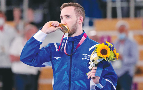 ארטיום דולגופיאט עם מדליית הזהב