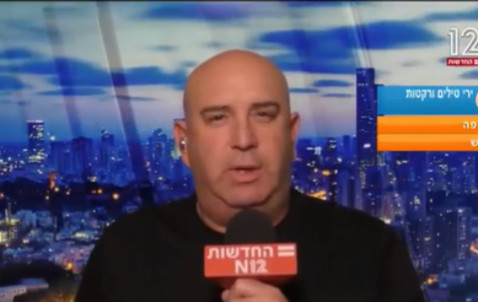 ניר דבורי פורץ לשידור בשבת השחורה (צילום: צילום מסך חדשות 12)