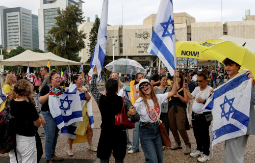 שמחה לאחר אישור עסקת החטופים (צילום: REUTERS/Ronen Zvulun)