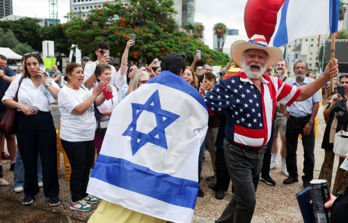 שמחה לאחר אישור עסקת החטופים (צילום: REUTERS/Ronen Zvulun)
