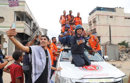 בעזה מציינים את הסכם הפסקת האש (צילום: REUTERS/Ebrahim Hajjaj)
