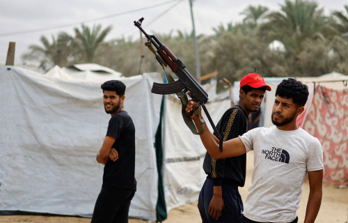 בעזה מציינים את הסכם הפסקת האש (צילום: REUTERS/Mahmoud Issa)