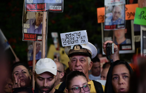 כיכר החטופים: "טראמפ הציל מטביעה את החטופים" (צילום: אבשלום ששוני)