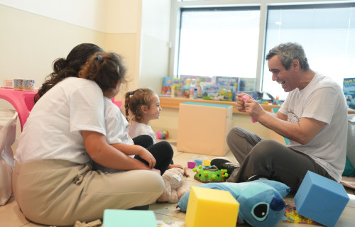 עמרי מירן עם אשתו ובנותיו (צילום: אלעד מלכה, לע"מ)
