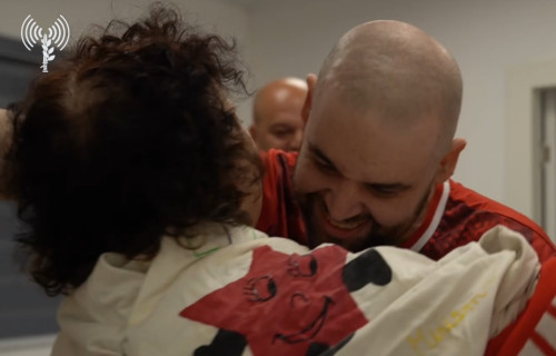 פדוי השבי איתן הורן מתאחד עם משפחתו (צילום: דובר צה"ל)