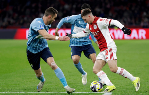 שחקן אייאקס, אוסקר גלוך, במשחק מול פורטונה סיטארד (צילום: אימג'בנק  GettyImages, Soccrates Images)