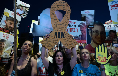 מפגינים למען החטופים בכיכר הבימה (צילום: אבשלום ששוני)