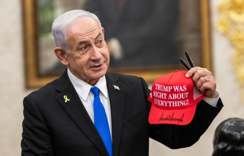 בנימין נתניהו עם כובע חתום של טראמפ (צילום: הבית הלבן)
