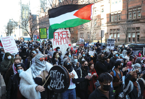 מפגינים פרו-פלסטינים מחוץ לאוניברסיטת קולומביה (צילום: רויטרס)
