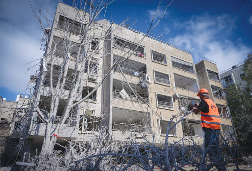בניין ברמת גן שנפגע מטיל איראני (צילום: אבשלום ששוני)