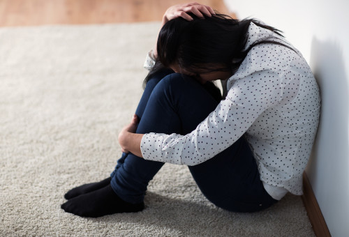 אישה מוכה. אילוסטרציה. (צילום: אינגאימג')