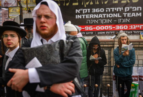 מתפללים באומן בראש השנה (צילום: חיים גולדברג פלאש 90)