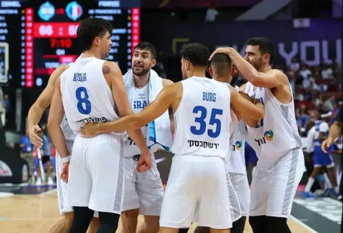 כמה גאווה. נבחרת ישראל בכדורסל (צילום: אודי ציטיאט)