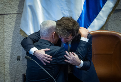 חאבייר מיליי ובנימין נתניהו בכנסת ישראל (צילום: Yonatan Sindel/Flash90)