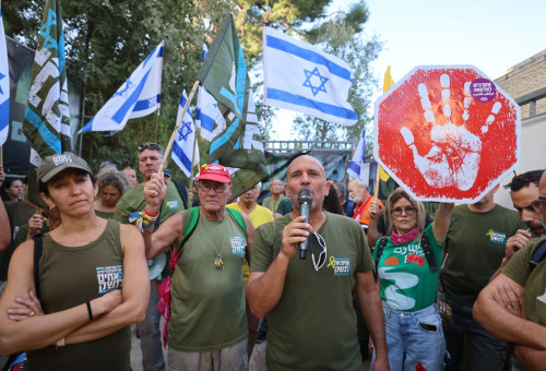מחאה אחים לנשק מול ביתו של רון דרמר (צילום: מארק ישראל סלם)