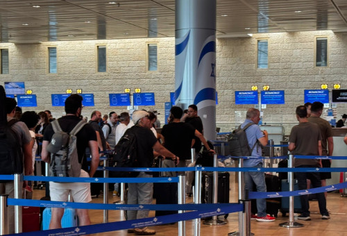 ישראלים בנתב"ג (צילום: דן עזרא)