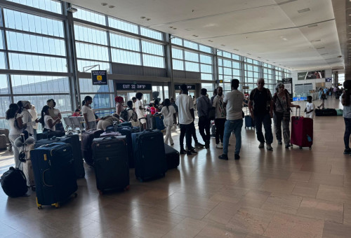 ישראלים בנתב"ג (צילום: דן עזרא)