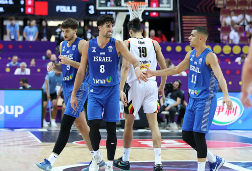 ים מדר, דני אבדיה, רומן סורקין שחקני נבחרת ישראל (צילום: אודי ציטיאט)