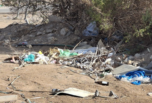 זבל בחוף של אילת (צילום: מורי חן)